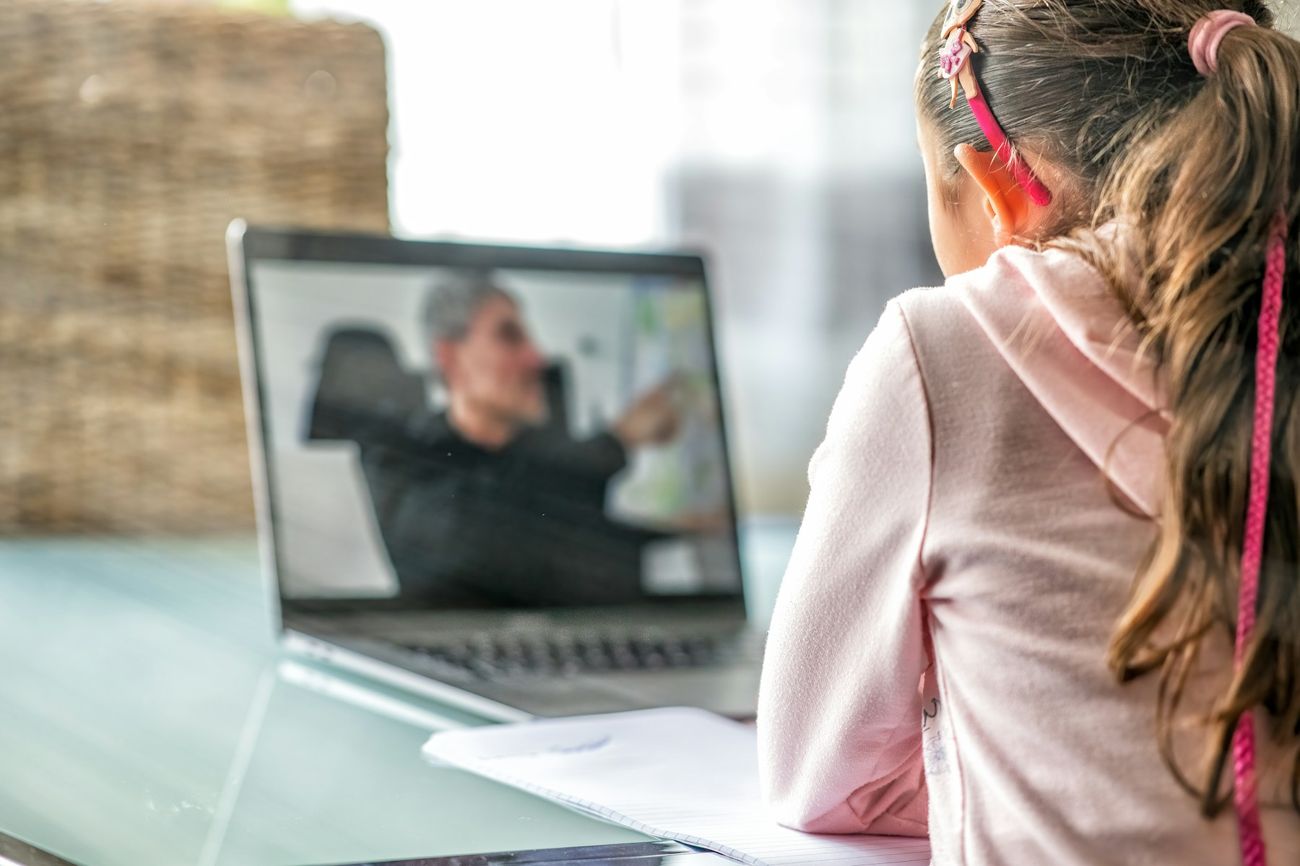 Une élève suit une séance de tutorat en ligne sur un ordinateur portable